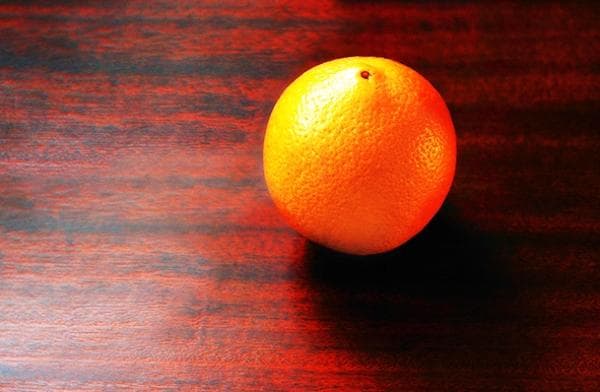 oranžinė ant stalo