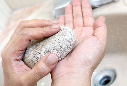 Nuvalykite klijus nuo rankų pemzos akmeniu