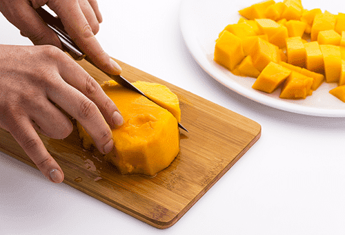 Mango pjaustymas kubeliais salotoms