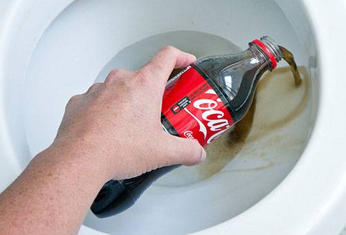 Tualeto valymas su Coca-Cola