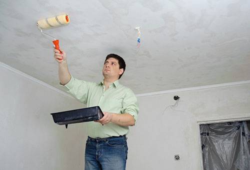 Baltų lubų apdorojimas vandeniu