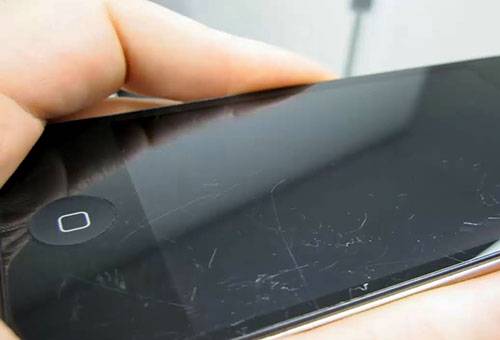 Įbrėžimai ant išmaniojo telefono ekrano