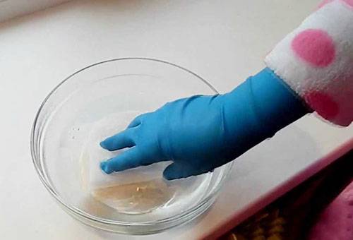 Plastikinės palangės valymas nuo geltonumo