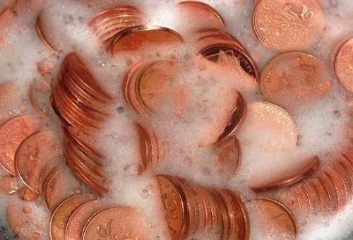 bronzinės monetos tirpale