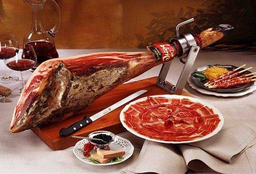 pjaustytas jamonas lėkštėje