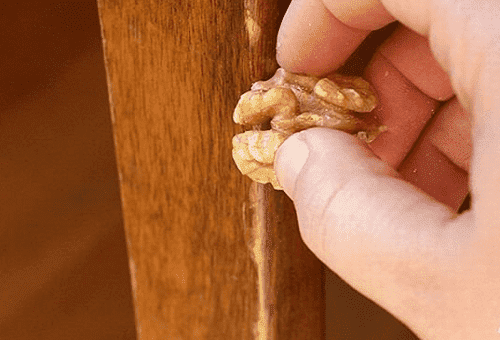 įbrėžimų šalinimas graikiniu riešutu
