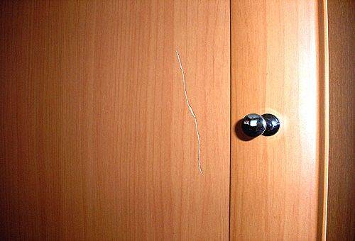 įbrėžimas ant spintelės