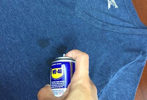 Senų riebių dėmių pašalinimas WD-40 tirpikliu