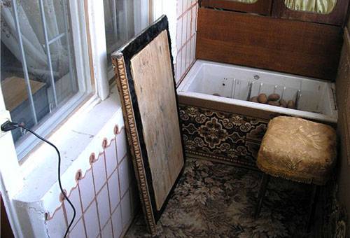 Senas šaldytuvas daržovėms laikyti balkone