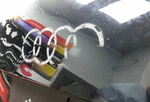Juostos pėdsakų pašalinimas nuo automobilio