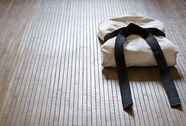 kimono su juodu diržu