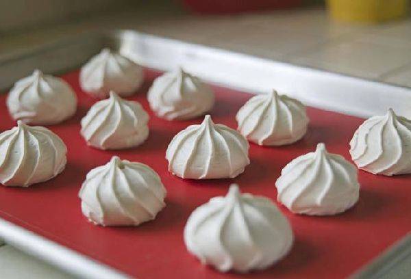 meringue ant padėklo
