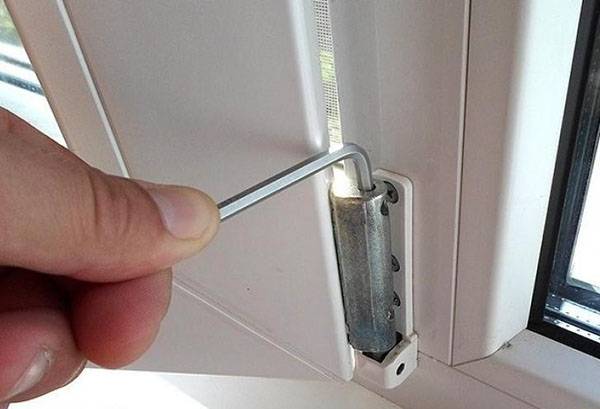 Plastikinių durų vyrio priveržimas