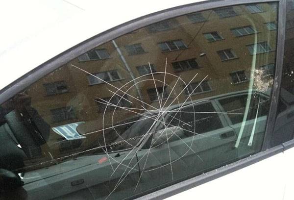Gilūs įbrėžimai ant automobilio šoninio stiklo