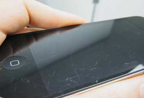 Įbrėžimai ant išmaniojo telefono stiklo
