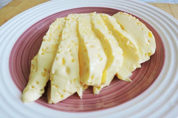 Sodrus omletas lėkštėje