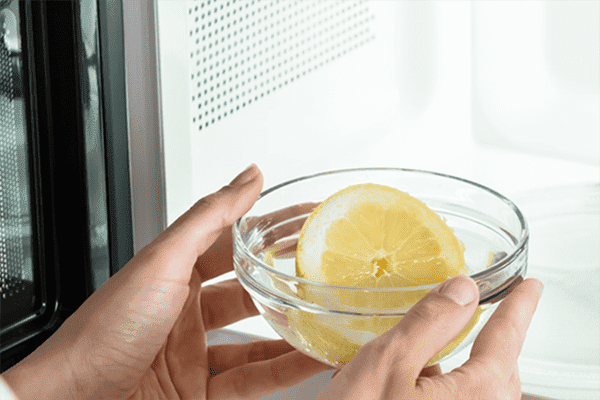 Citrininis vanduo mikrobangų krosnelės valymui