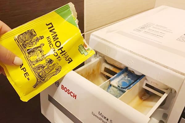 Citrinos rūgšties įpylimas į skalbimo mašinos dėklą