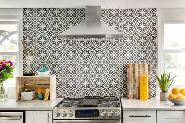 Virtuvės backsplash iš portugališkų plytelių