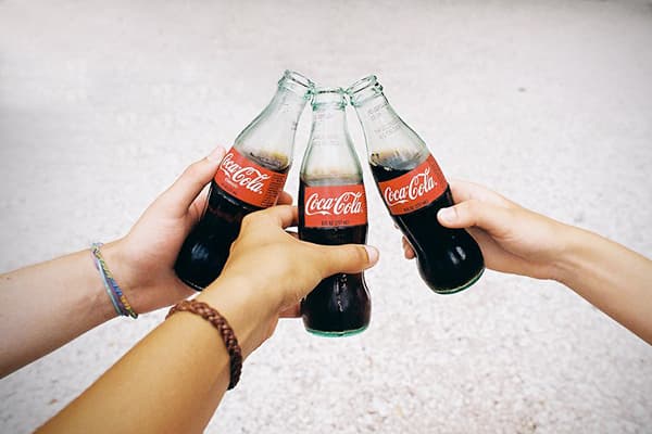 Coca-Cola ir baltas kilimas