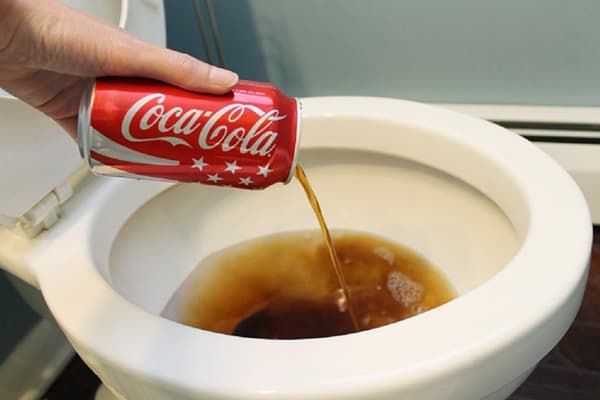 Tualeto valymas su Coca-Cola