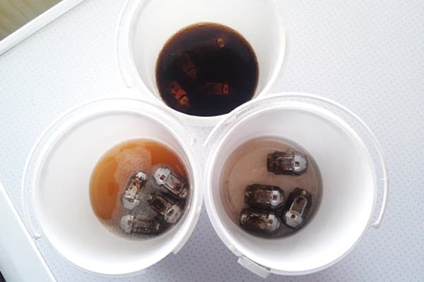Smulkių daiktų valymas su Coca-Cola