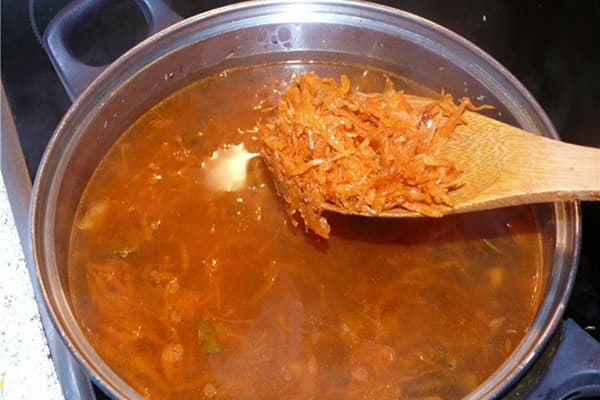 Kopūstų sriuba aliuminio keptuvėje