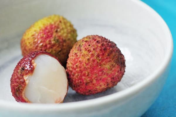 Lychee-vruchten in een kom