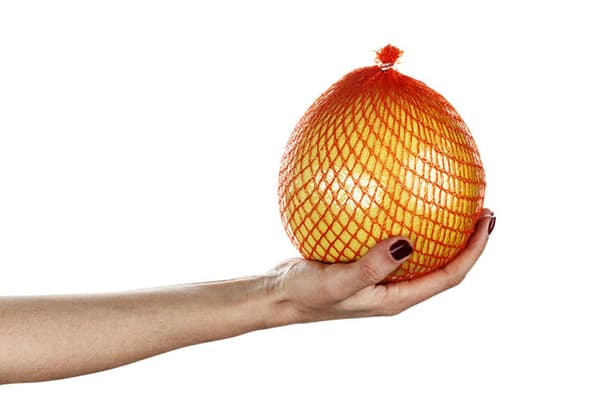 In de winkel gekochte pomelo