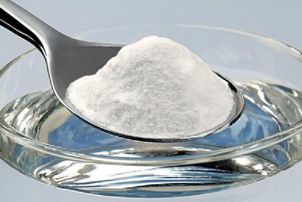 Į stiklinę įberkite druskos