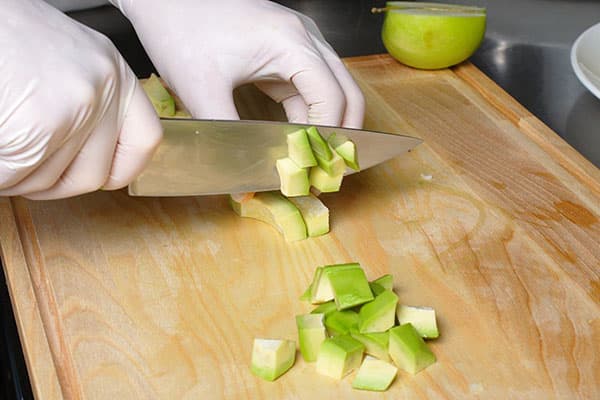 Avokado pjaustymas kubeliais