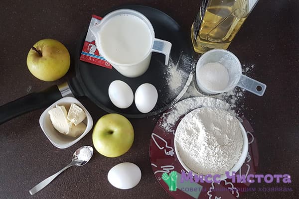 Ingredientai blynams su obuolių padažu