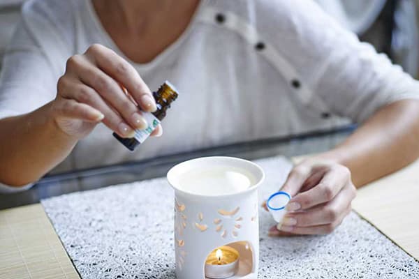 Aromatinė lempa ir eterinis aliejus
