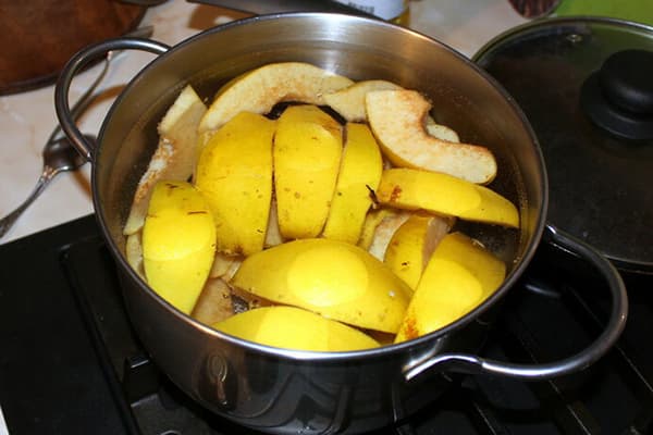 Tranches de coings dans une poêle