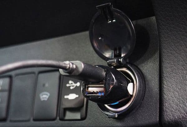 Telefono įkrovimas automobilyje su žiebtuvėliu