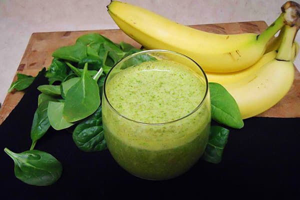 Vaisių ir daržovių kokteilis su špinatais ir bananais