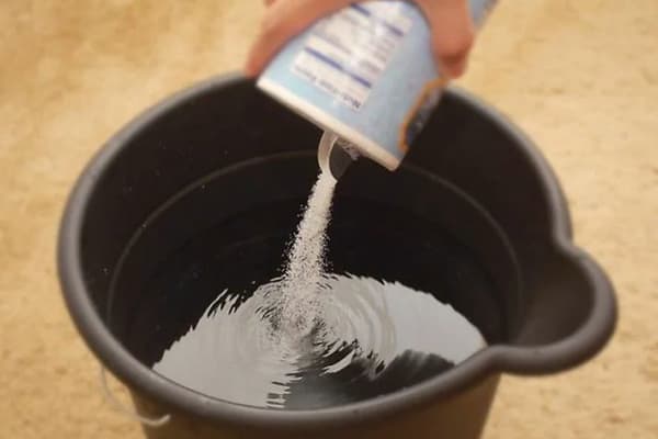 Į kibirą vandens įberkite druskos