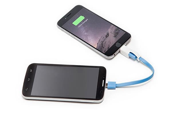 Vieno išmaniojo telefono įkrovimas iš kito