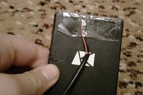 Telefono įkrovimas nuplėštu dviejų laidų laidu