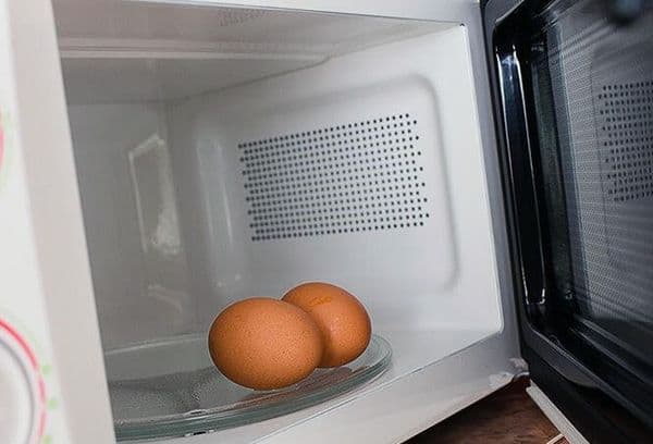 Du kiaušiniai mikrobangų krosnelėje