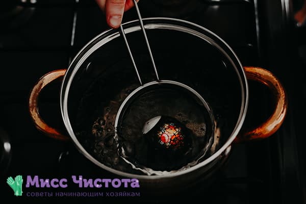 Terminis purškalas ant Velykinio kiaušinio