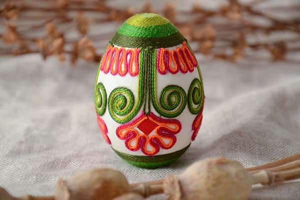 Velykinis kiaušinis papuoštas spalvotais siūlais