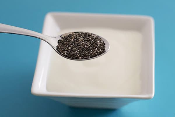 Chia sėklų įdėjimas į kefyrą