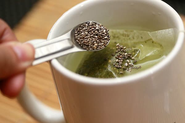Chia sėklų įdėjimas į arbatą
