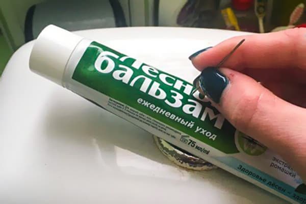 Dantų pastos tūbelės pradurimas