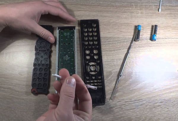 išardytas televizoriaus nuotolinio valdymo pultas