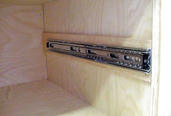 Kaip išimti stalčių iš modernios virtuvės