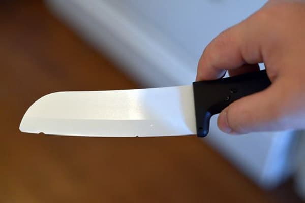 Pažeistas peilis su keramikiniais ašmenimis