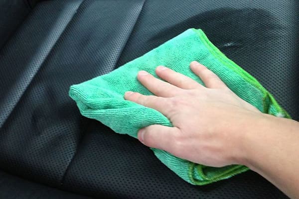 Automobilio dangčio iš eko odos valymas