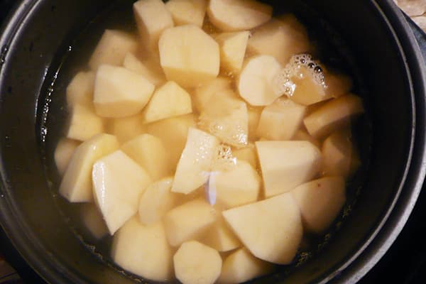 Bulvių mirkymas multicooker dubenyje